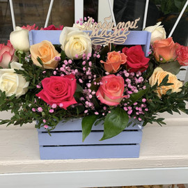 Любимой маме розы в ящичке