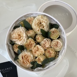 Коробочка с пионовидными розами «Очарование»