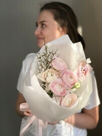 Nezhnij buket s ranunkulyusami