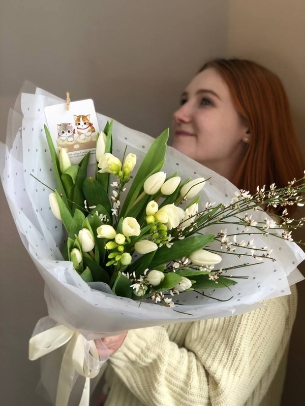 Ароматный букет весенних цветов из тюльпанов, фрезии и генисты, стандартный