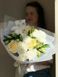 Стойкий нежный букет с альстромериями, хризантемой и пионовидными розами