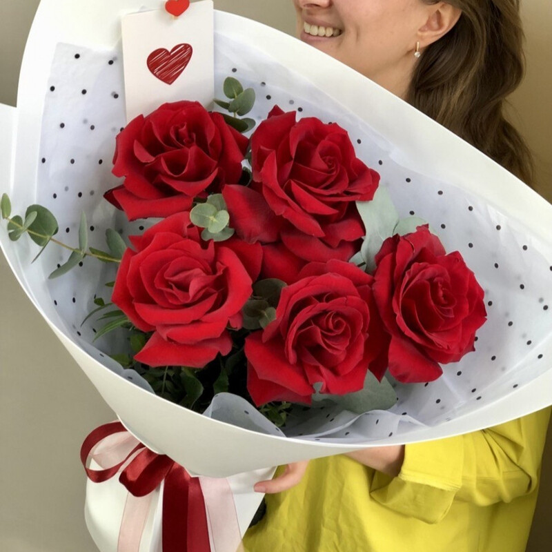 Frantcuzskie rozi s evkaliptom, buket krasnih frantcuzskih roz