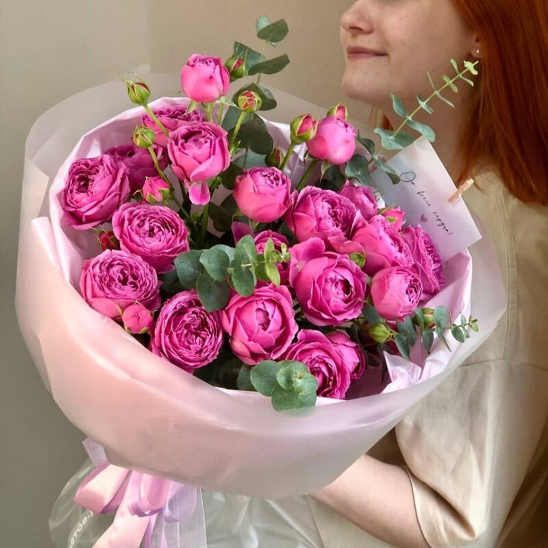 Buket 5 pionovidnih kustovih roz s evkaliptom, buket 5 pionovidnih kustovih roz s evkaliptom