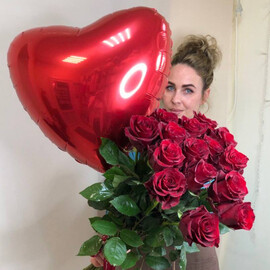 15 krasnih roz Ekvador Premium + shar Serdtce