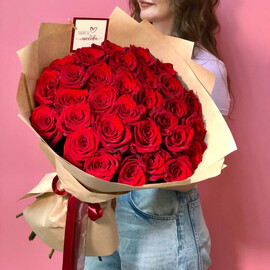 35 красных роз в крафте
