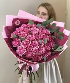 Buket kruzhevnih pionovidnih roz s evkaliptom