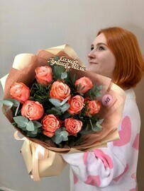 Buket rizhih roz s evkaliptom