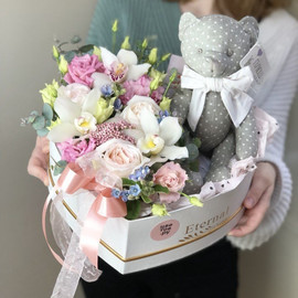 Композиция "Очаровашка"- с орхидеями, розой Эквадор и эустомой и плюшевым мишкой