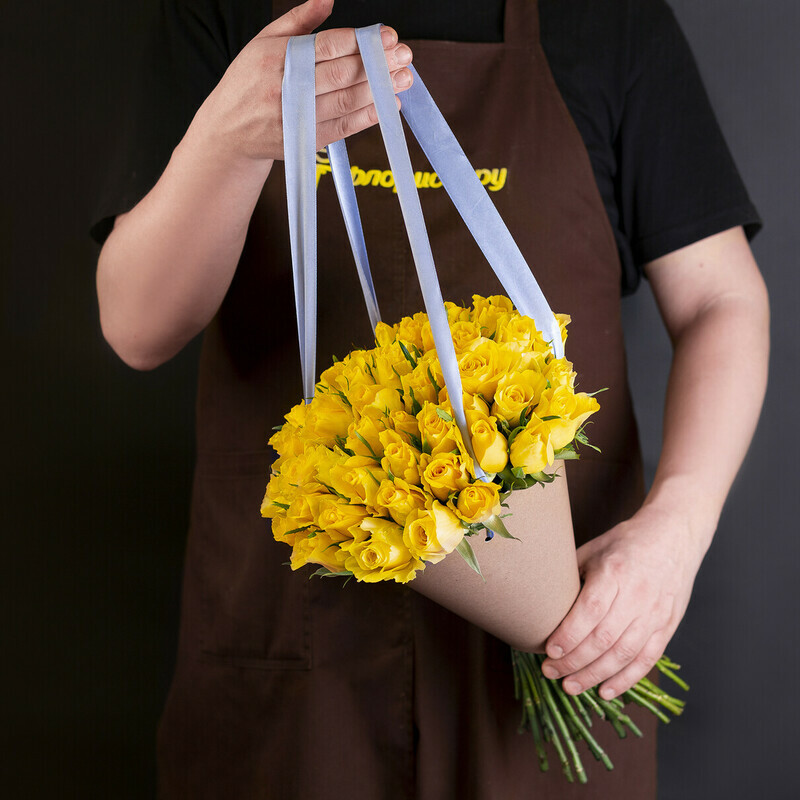 Ярко-жёлтые Розы в конусе, 51 роза