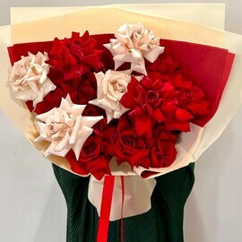 Buket iz Krasnih i Kofejnih Roz