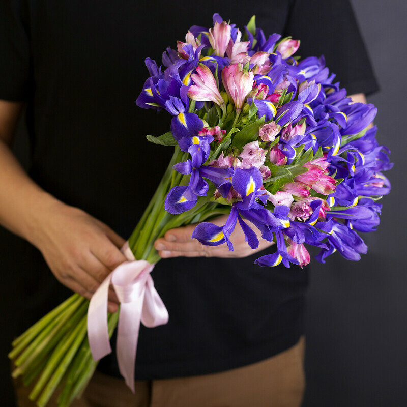 Buket v YArkih Lilovih Tonah, standart