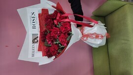 Buket metrovih krasnih frantcuskih roz