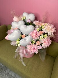 Korobka s rozami i belimi serdtcami