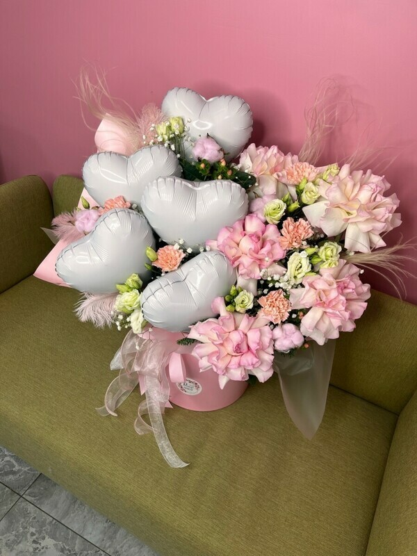 Коробка с розами и белыми сердцами, уменьшенный