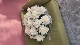 Korzina s belimi frantcuzskimi rozami