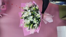 Букет из белых лилий