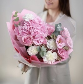 Букет из гортензий и роз