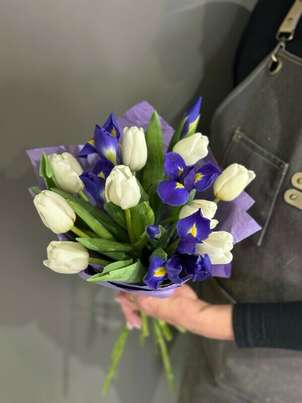 Букет из тюльпанов и ирисов, стандартный