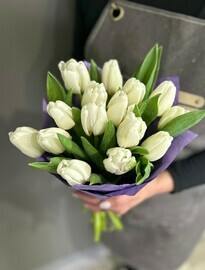 15 белых тюльпанов