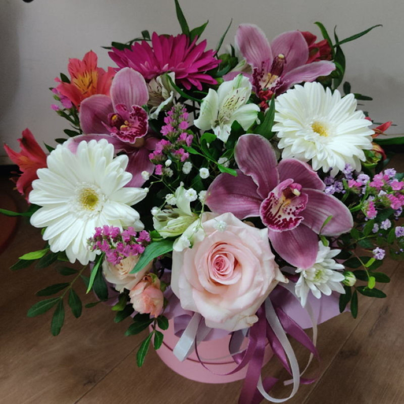 Цветочная композиция с герберой и цимбидиумом, стандартный