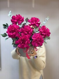 Коробка малиновых французских роз с эвкалиптом 