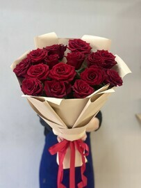 15 красных роз в упаковке 