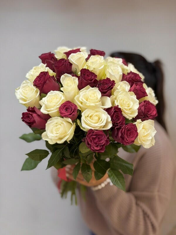 Букет из красно-белых роз 50 см , стандартный