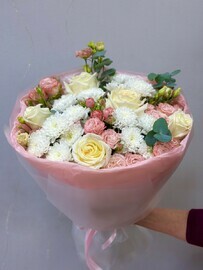 Круглый букет с кустовыми розами 