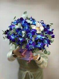 Коробка с орхидеями и эвкалиптом