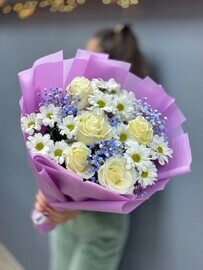 Букет с розами и кустовой хризантемой 