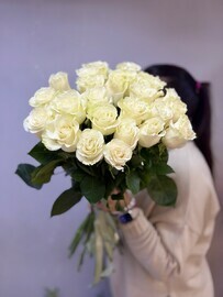 Букет 25 белых роз под ленту