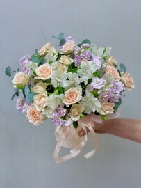 Цветочная композиция с альстромерией, розами