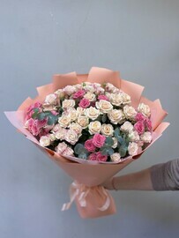 buket kustovih roz miks s evkaliptom
