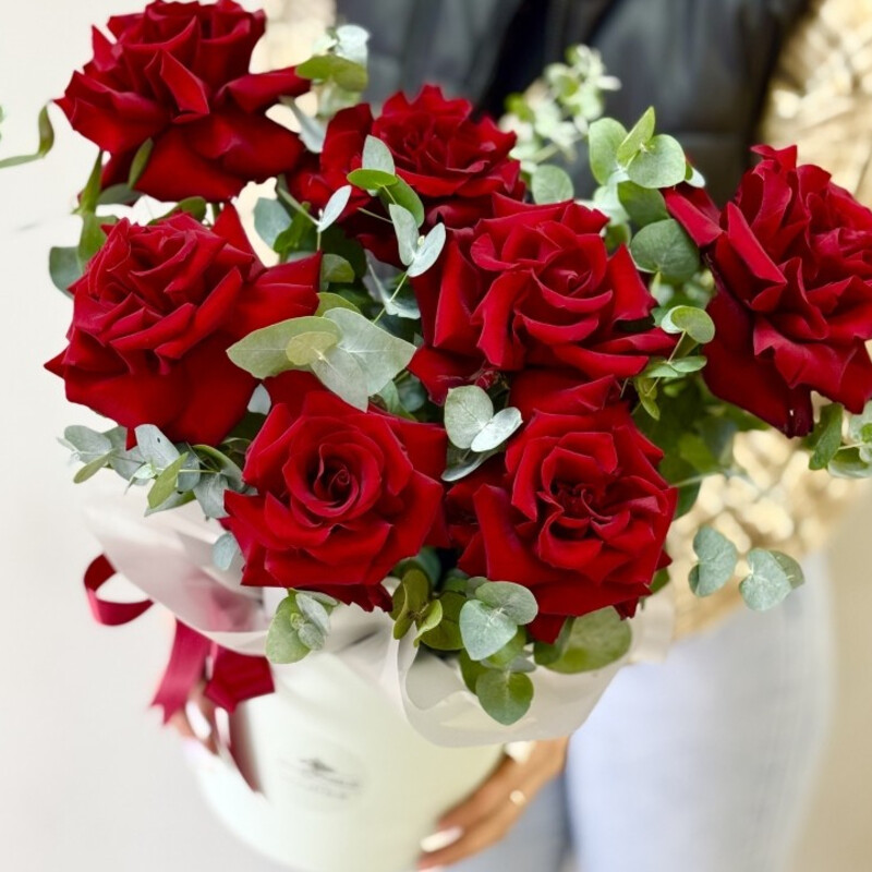 Французская роза с эвкалиптом в коробке , стандартный