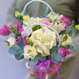 Сумочка с розами и эустомой 