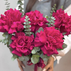 Korobka s malinovimi frantcuzskimi rozami