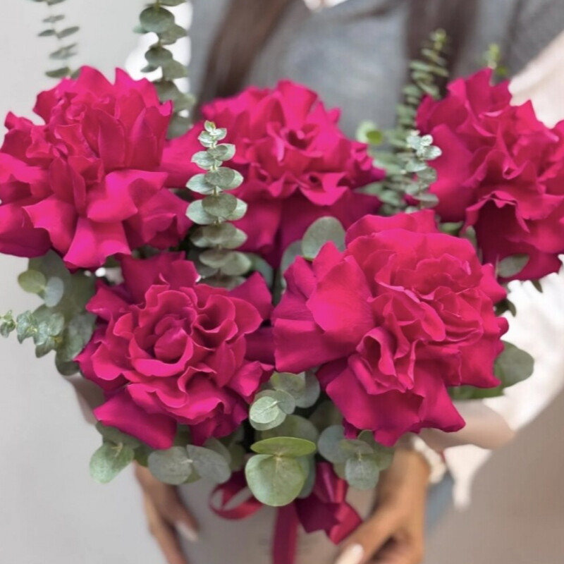 Коробка с малиновыми французскими розами , стандартный