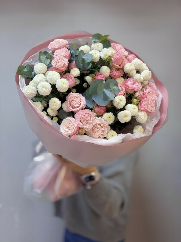 Kruglij buket s kustovimi rozami i hrizantemoj, standart