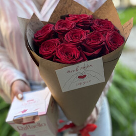 Buket roz s konfetami