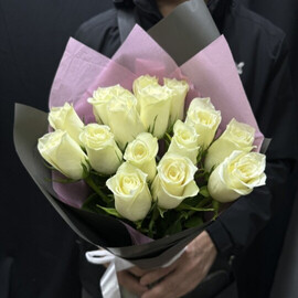 15 белых розочек 