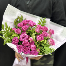 Букет ярких кустовых роз