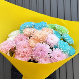 YArkij buket iz hrizantem