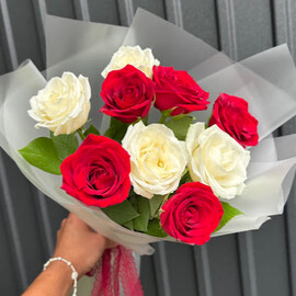 Букет из 9 бело-красных роз
