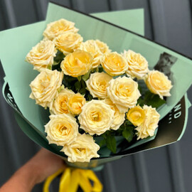 Букет из 3-х кустовых роз