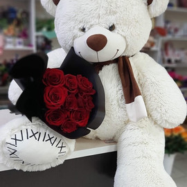 Мишка с красными розами