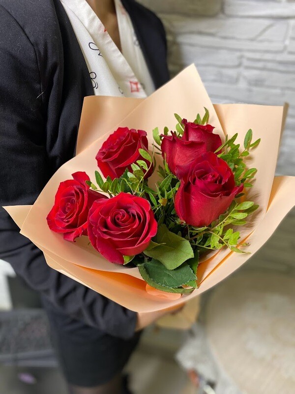 Букет из роз и зелени, стандартный