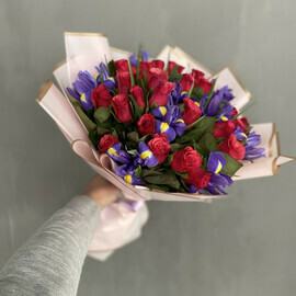 Розы и ирисы