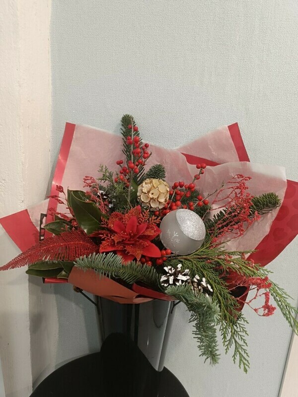 Новогодний букет с нобилес, илексом и пуансеттией, стандартный