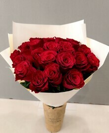 25 красных роз в упаковке 