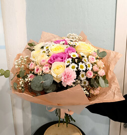 Pionovidnaya roza i santini